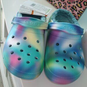 CROCS NEW BLUE TIE DYE FUR LINED CROCS SIZE 7W